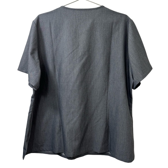 NWT Figs Technical Casma Three Pocket Womens 2XL Graphite Grey Scrub Top - Picture 3 of 5
